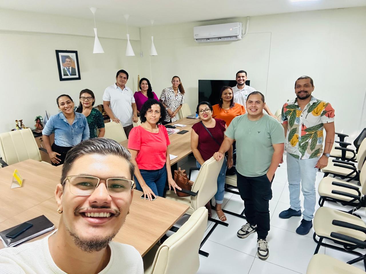 Equipe reunida em sala para alinhamento institucional